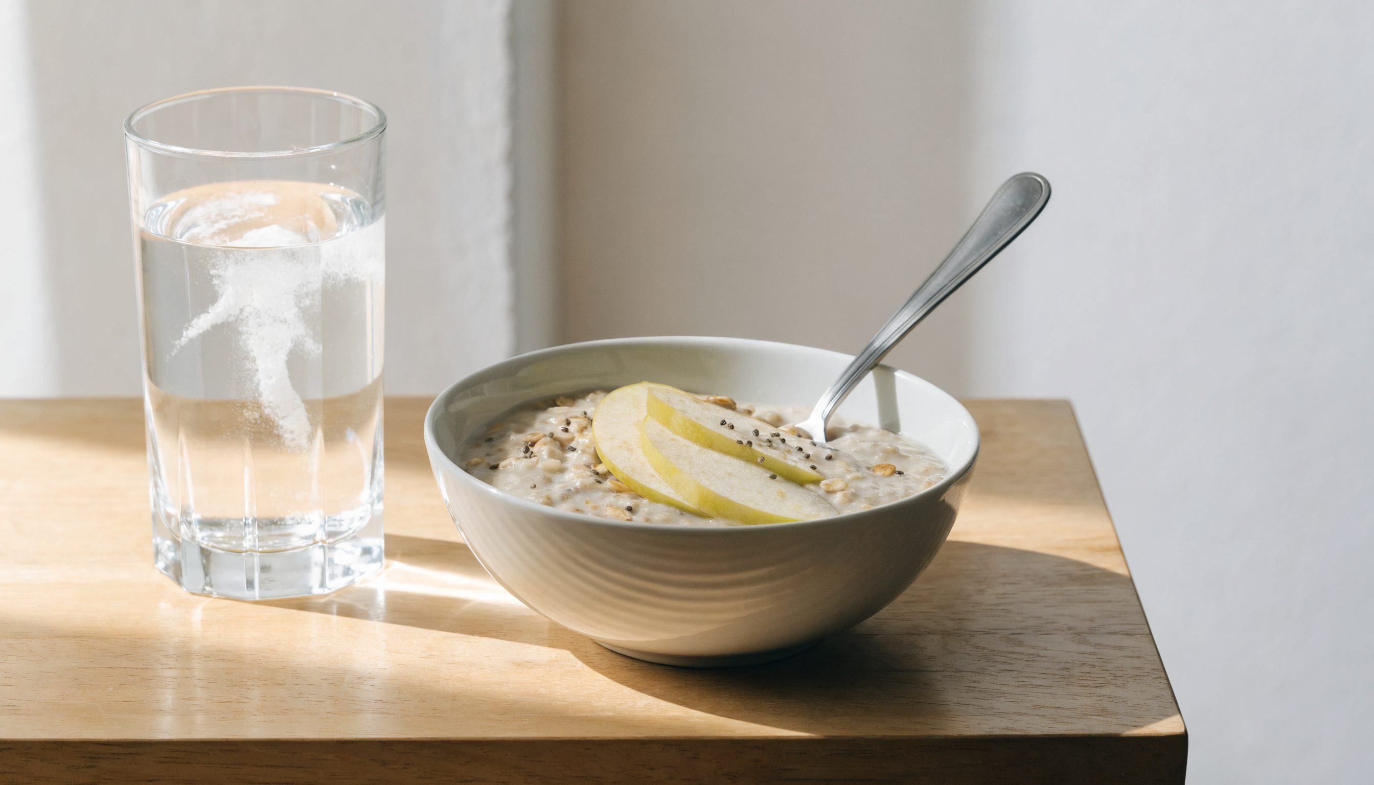 Bol de porridge avec graines de chia et de lin, source de fibres solubles